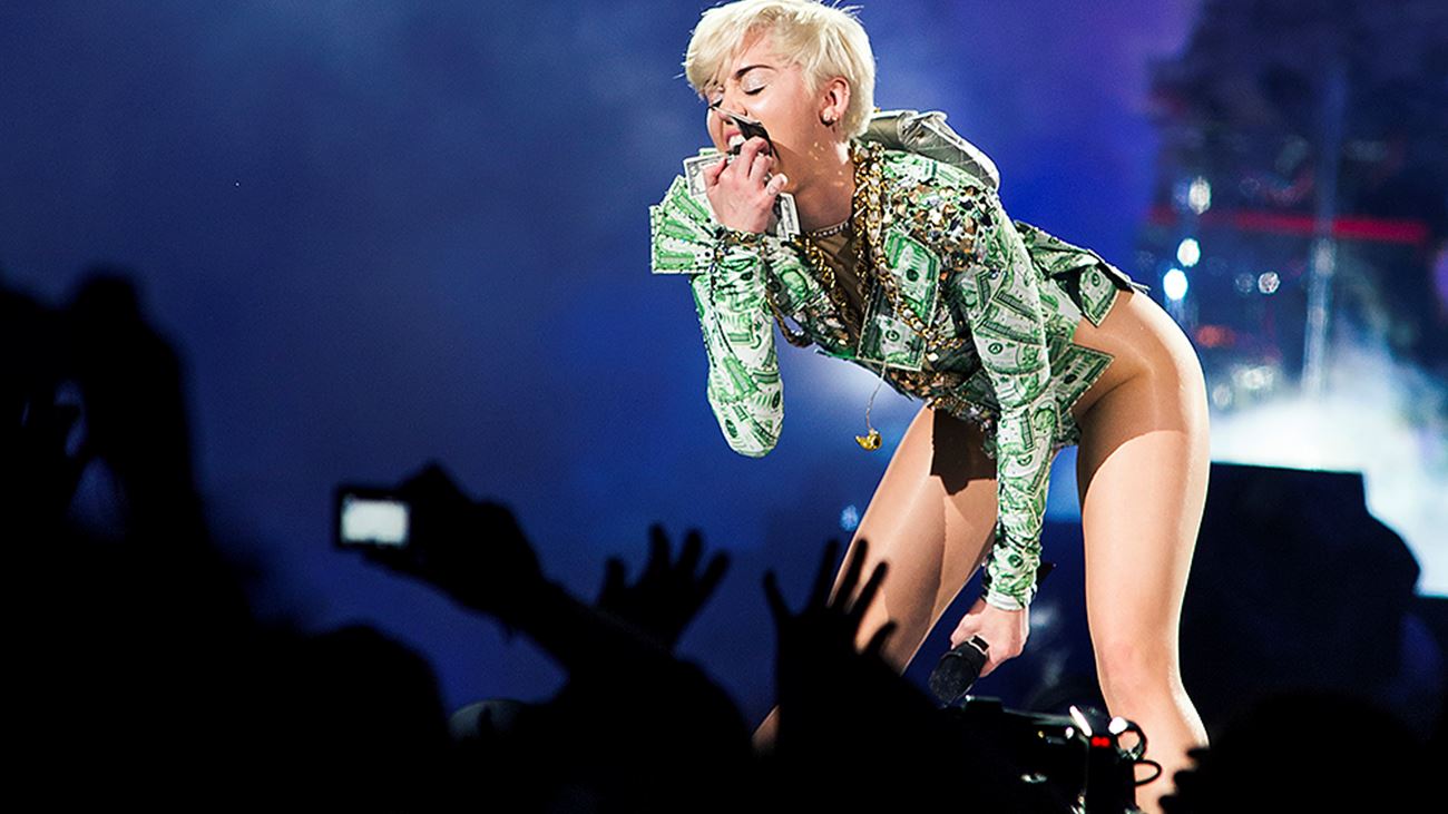 Se Miley Cyrus synge julen inn