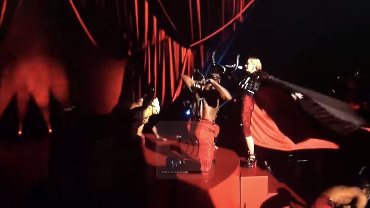 Madonna faller ned en trapp under Brit Awards